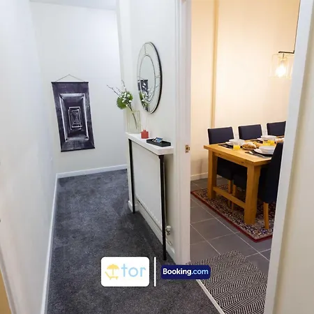 2 Bedroom Apartment By The One Retreats Short Lets & Serviced Accommodation Horley Close To Gatwick Airport Exterior photo