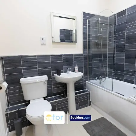 2 Bedroom Apartment By The One Retreats Short Lets & Serviced Accommodation Horley Close To Gatwick Airport Exterior photo