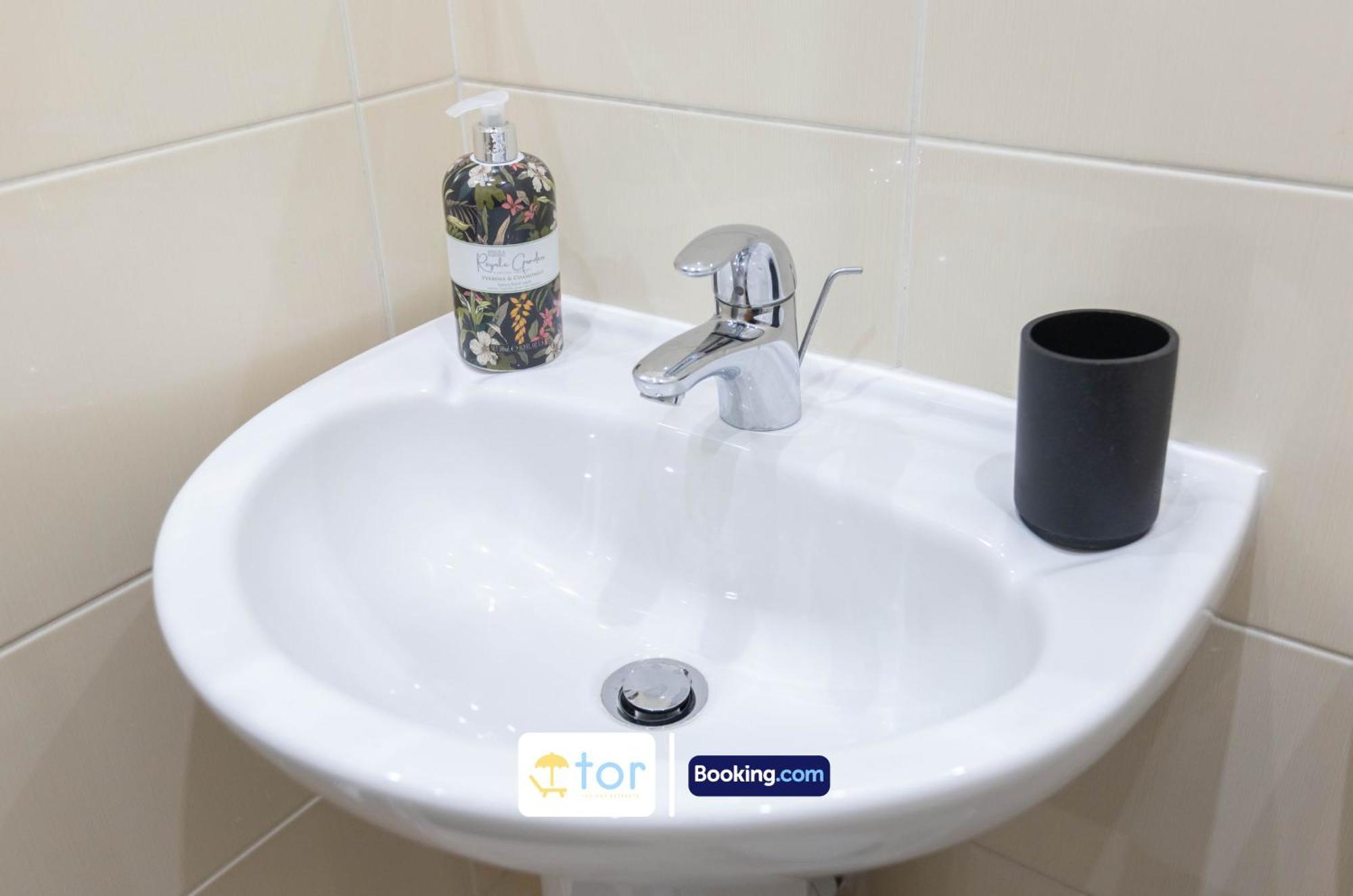 2 Bedroom By The One Retreats Short Lets & Serviced Close To Gatwick Airport Apartment