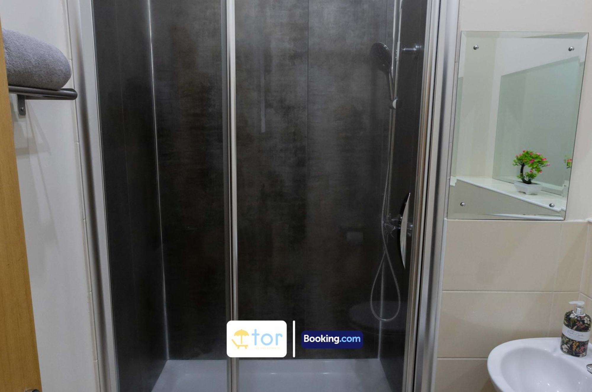 Apartment 2 Bedroom By The One Retreats Short Lets & Serviced Close To Gatwick Airport