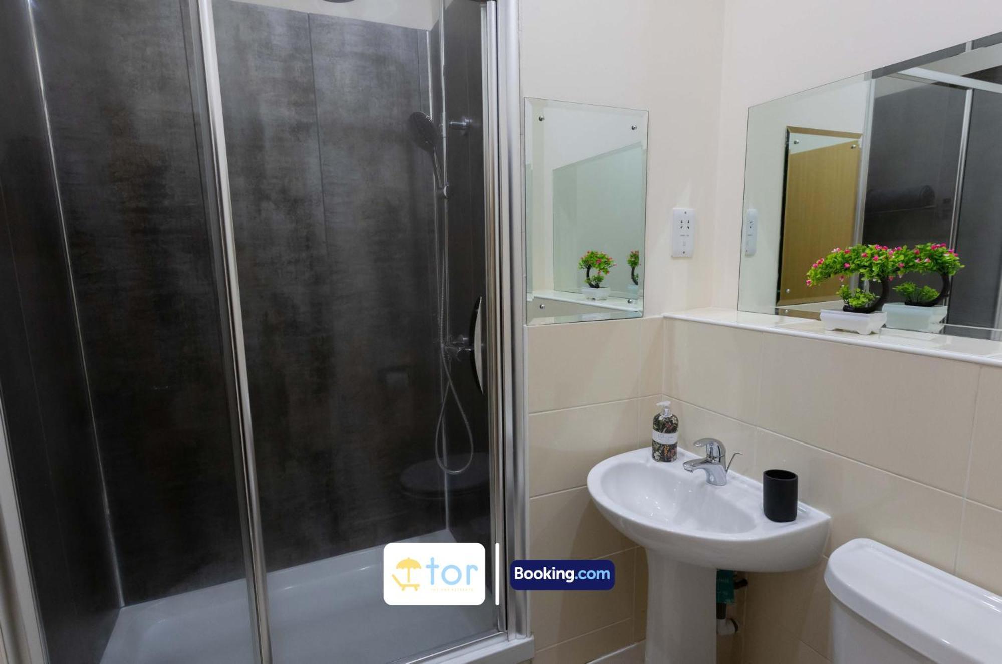 Apartment 2 Bedroom By The One Retreats Short Lets & Serviced Close To Gatwick Airport