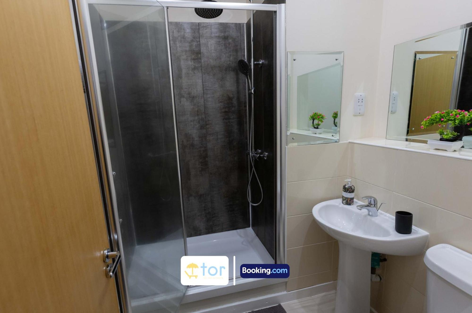 2 Bedroom By The One Retreats Short Lets & Serviced Close To Gatwick Airport Apartment *