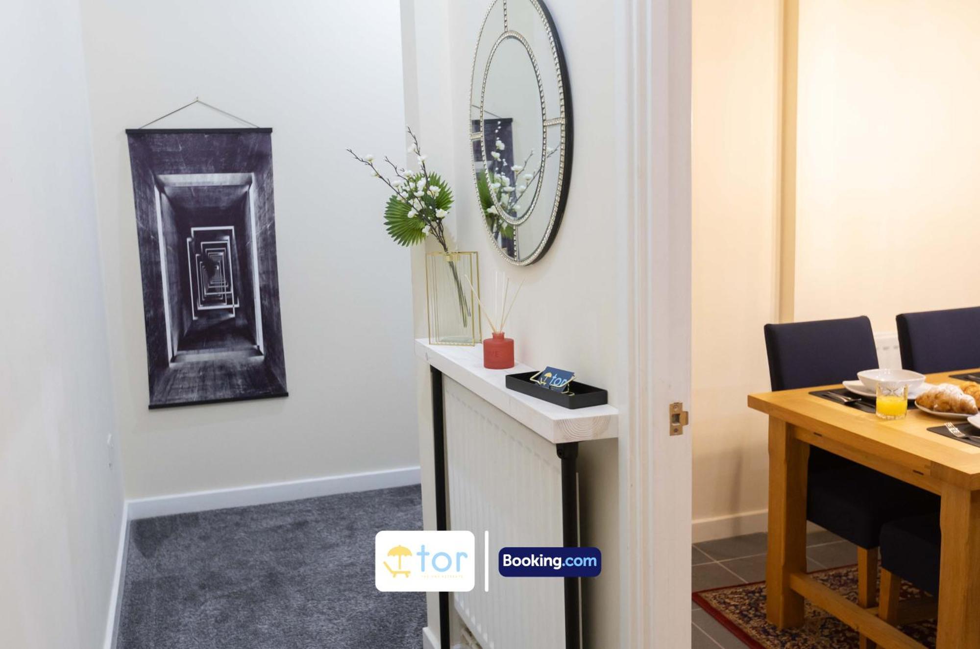 2 Bedroom By The One Retreats Short Lets & Serviced Close To Gatwick Airport Apartment Horley