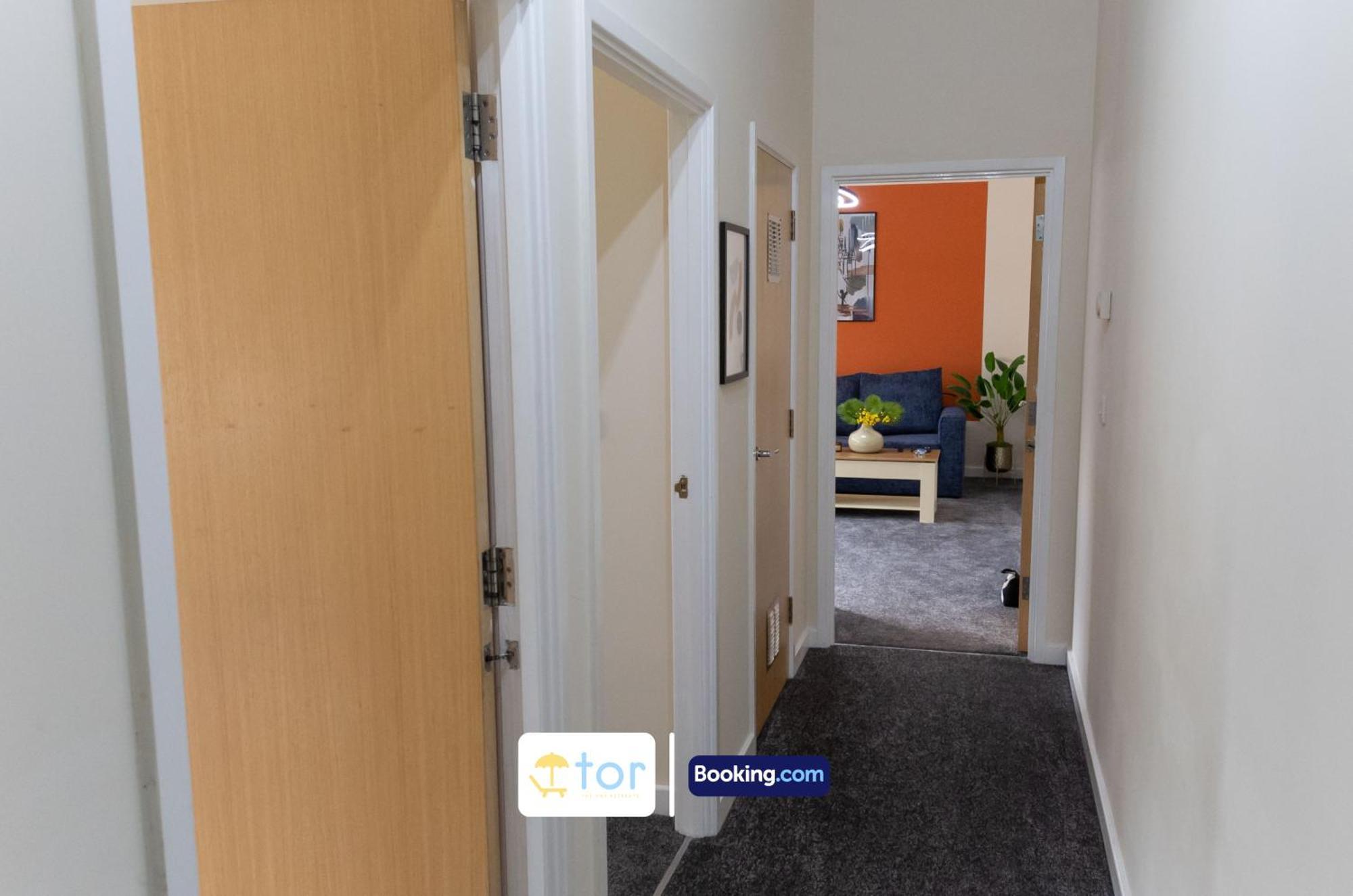 2 Bedroom By The One Retreats Short Lets & Serviced Close To Gatwick Airport Apartment