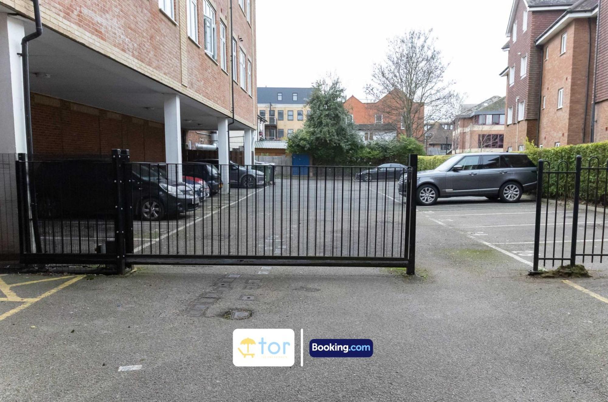 Apartment 2 Bedroom By The One Retreats Short Lets & Serviced Close To Gatwick Airport *
