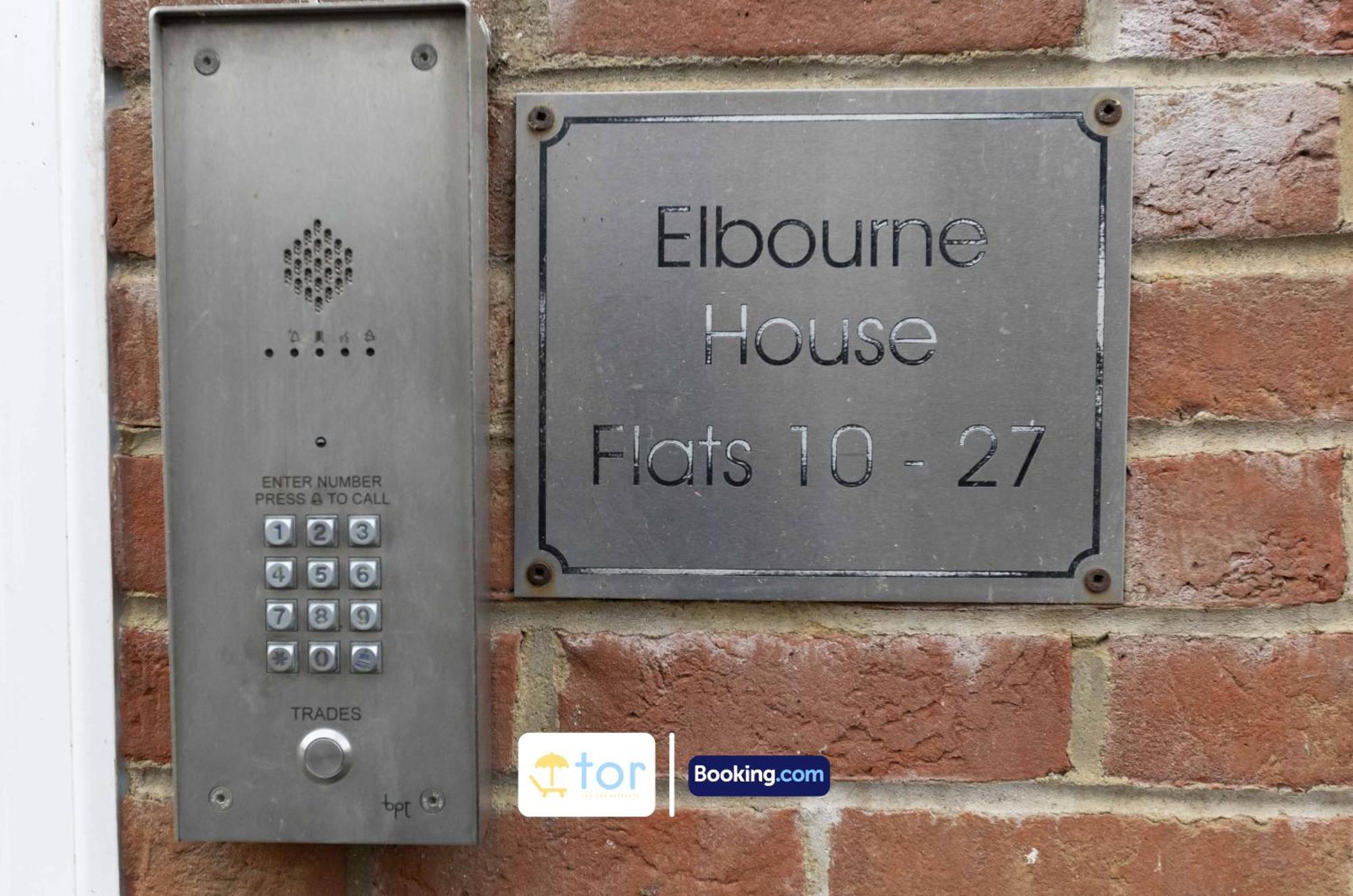 2 Bedroom By The One Retreats Short Lets & Serviced Close To Gatwick Airport Apartment Horley