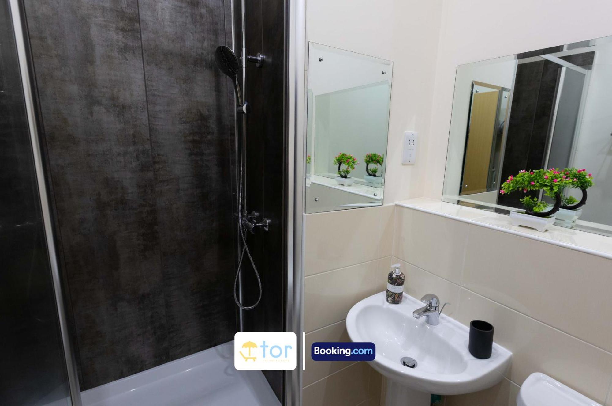 2 Bedroom By The One Retreats Short Lets & Serviced Close To Gatwick Airport Horley