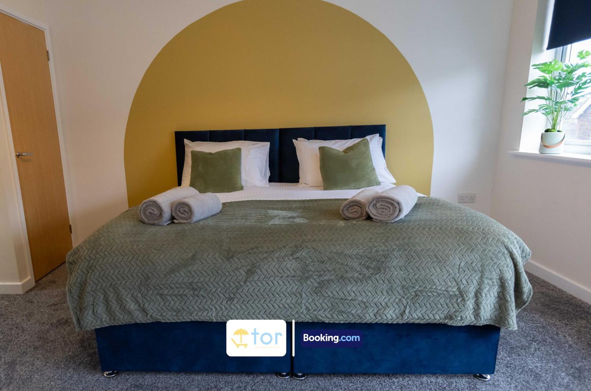 Apartment 2 Bedroom By The One Retreats Short Lets & Serviced Close To Gatwick Airport *
