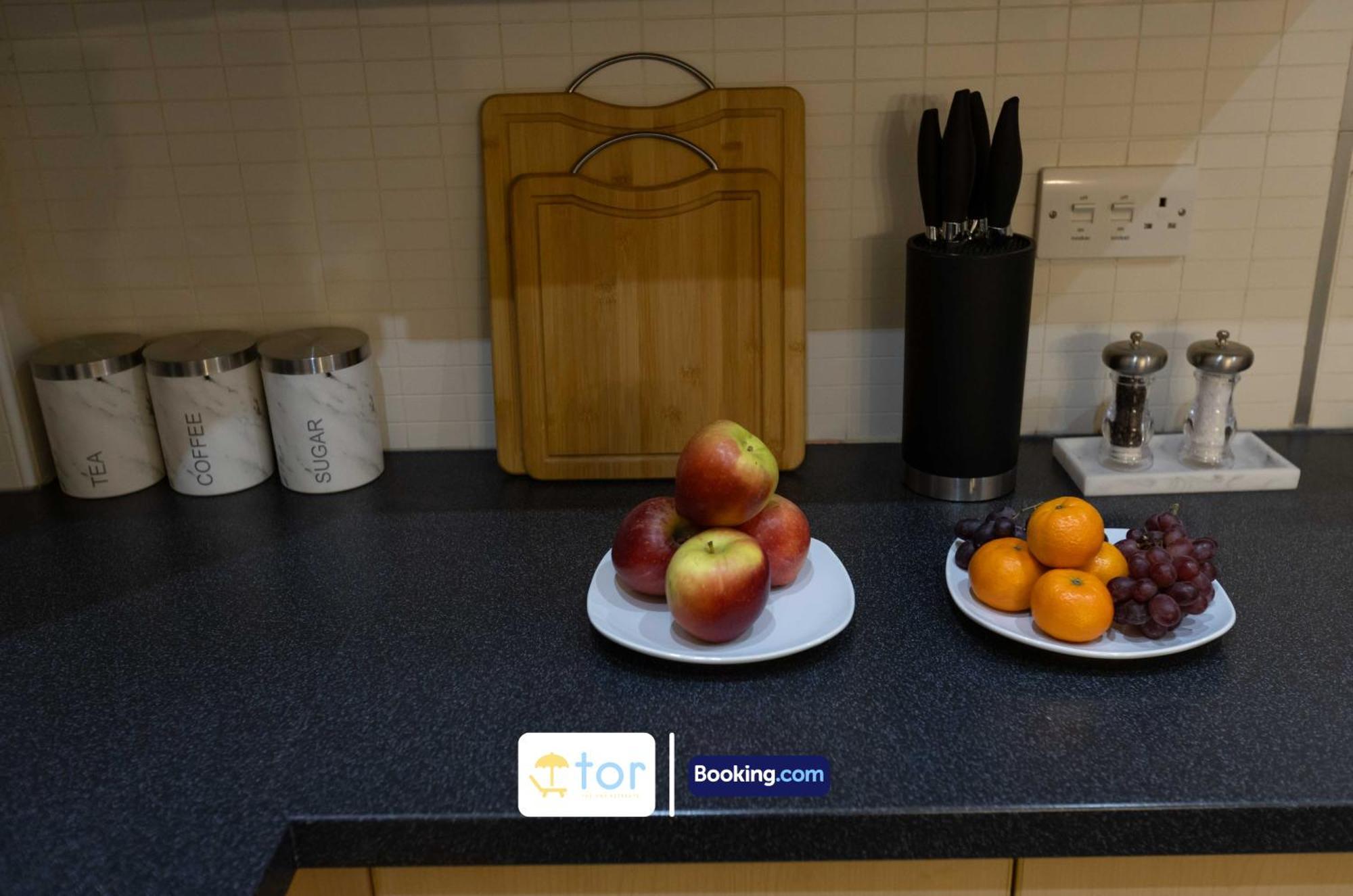 2 Bedroom By The One Retreats Short Lets & Serviced Close To Gatwick Airport * Horley
