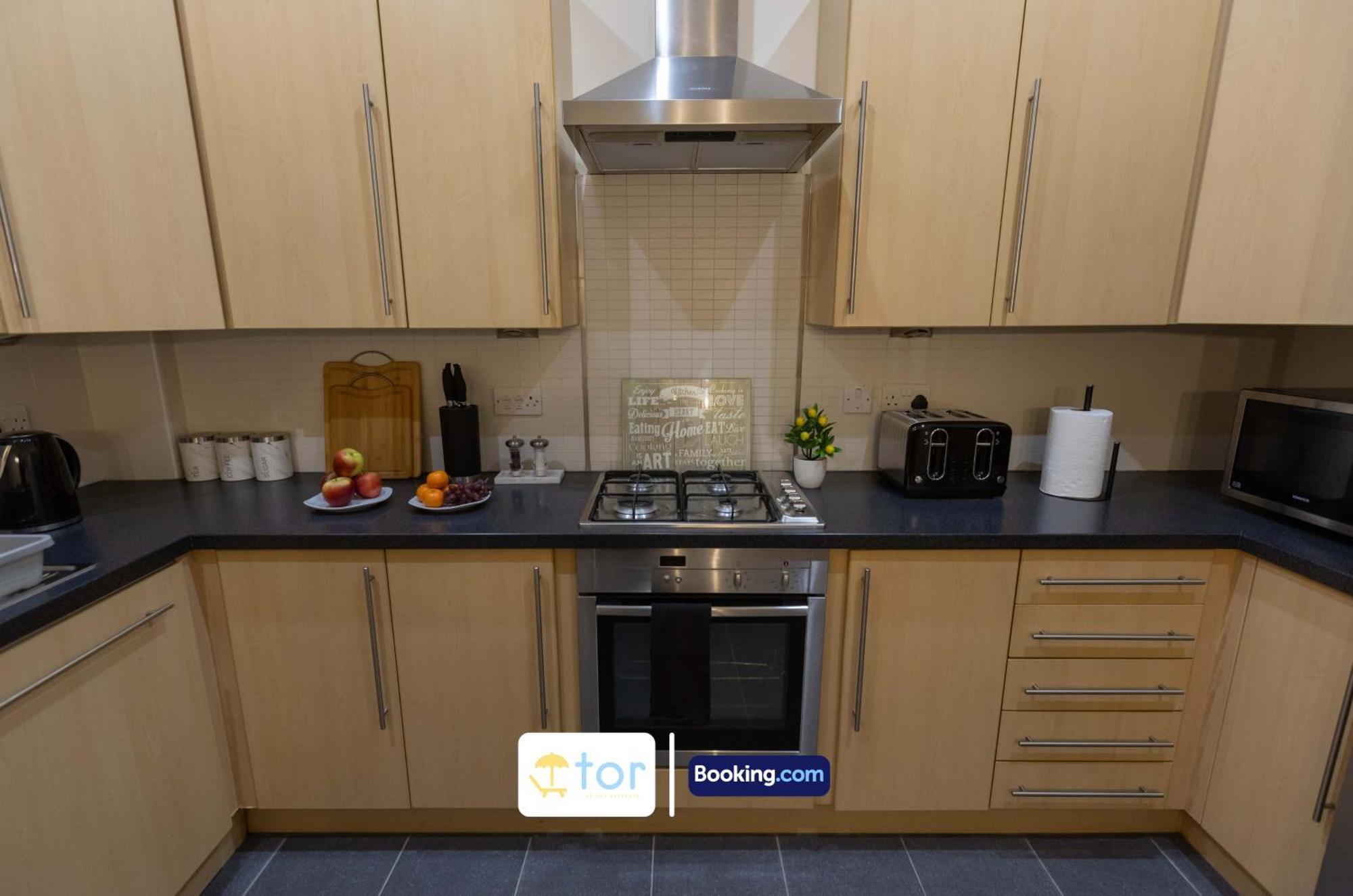 2 Bedroom By The One Retreats Short Lets & Serviced Close To Gatwick Airport Apartment Horley
