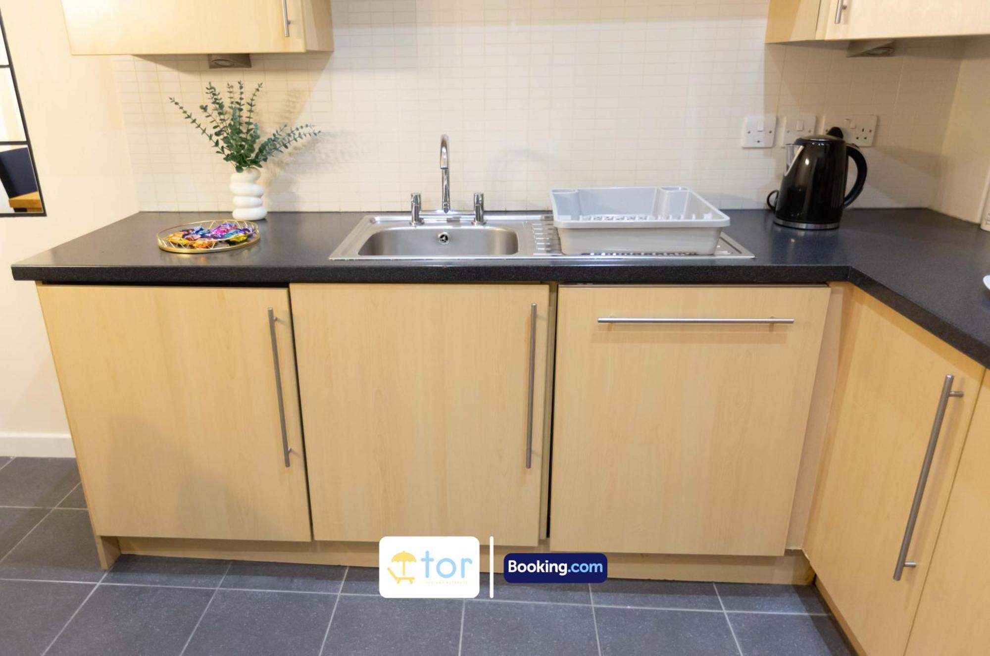 2 Bedroom By The One Retreats Short Lets & Serviced Close To Gatwick Airport Horley