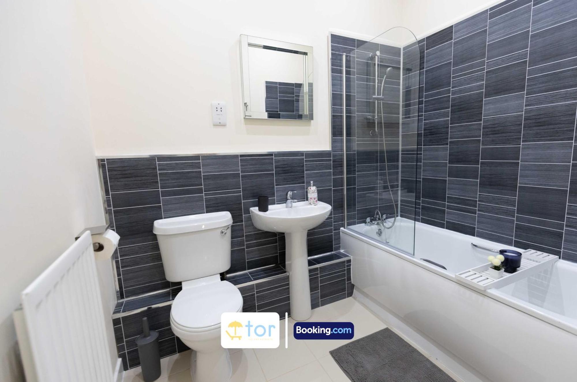 2 Bedroom By The One Retreats Short Lets & Serviced Close To Gatwick Airport Apartment
