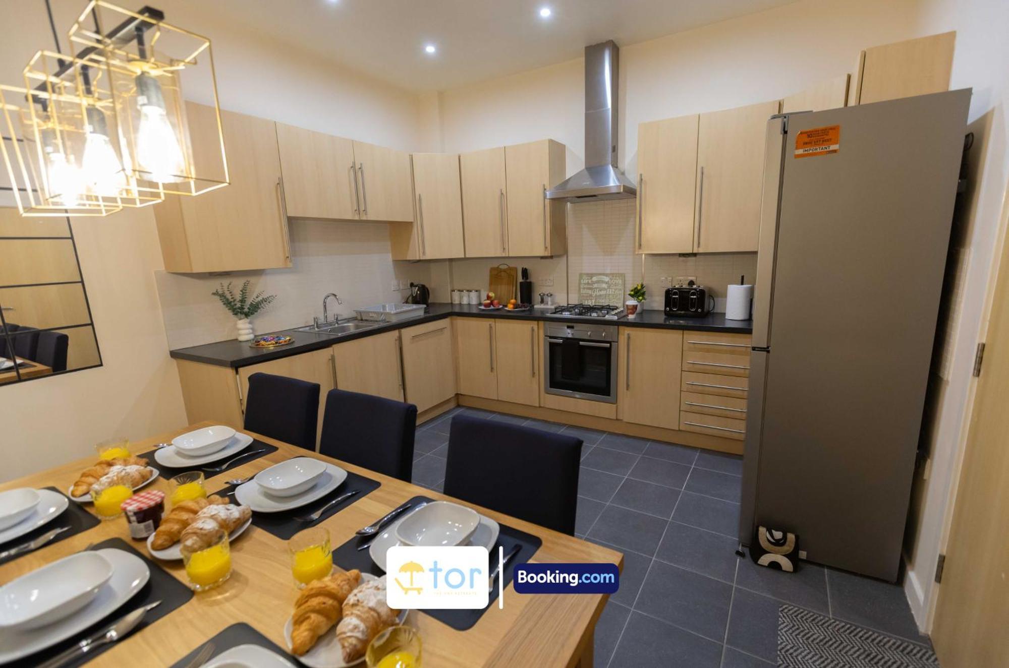 2 Bedroom By The One Retreats Short Lets & Serviced Close To Gatwick Airport Apartment *