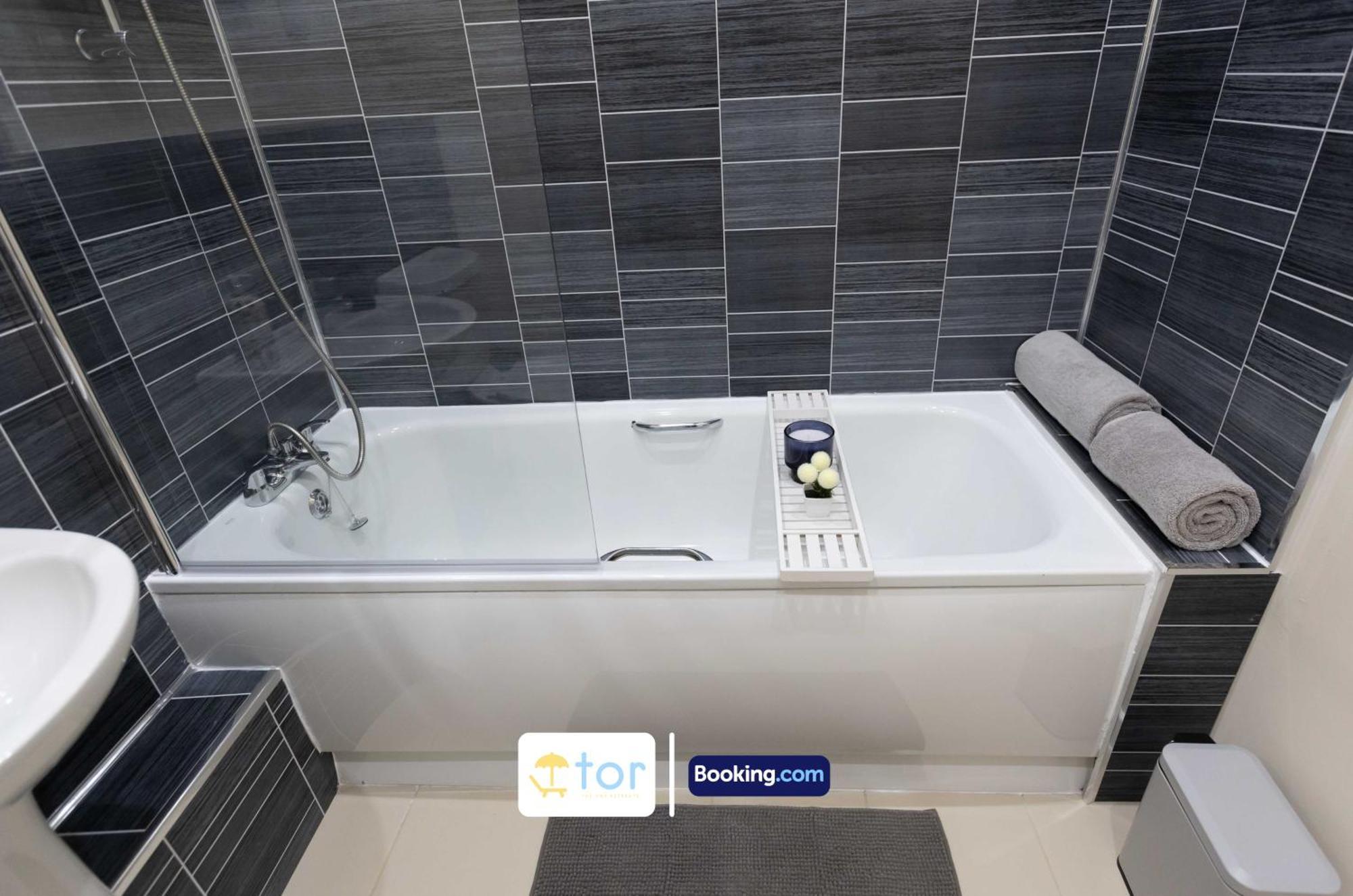 2 Bedroom By The One Retreats Short Lets & Serviced Close To Gatwick Airport Apartment Horley