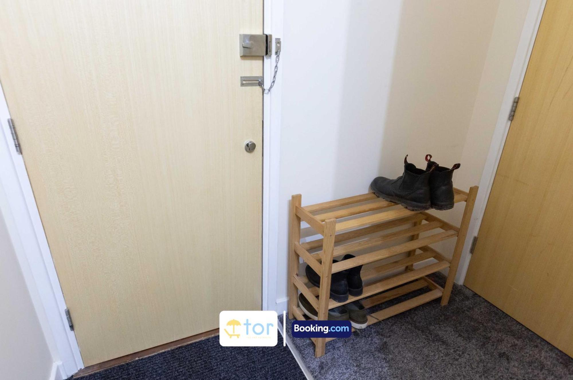 2 Bedroom By The One Retreats Short Lets & Serviced Close To Gatwick Airport Apartment