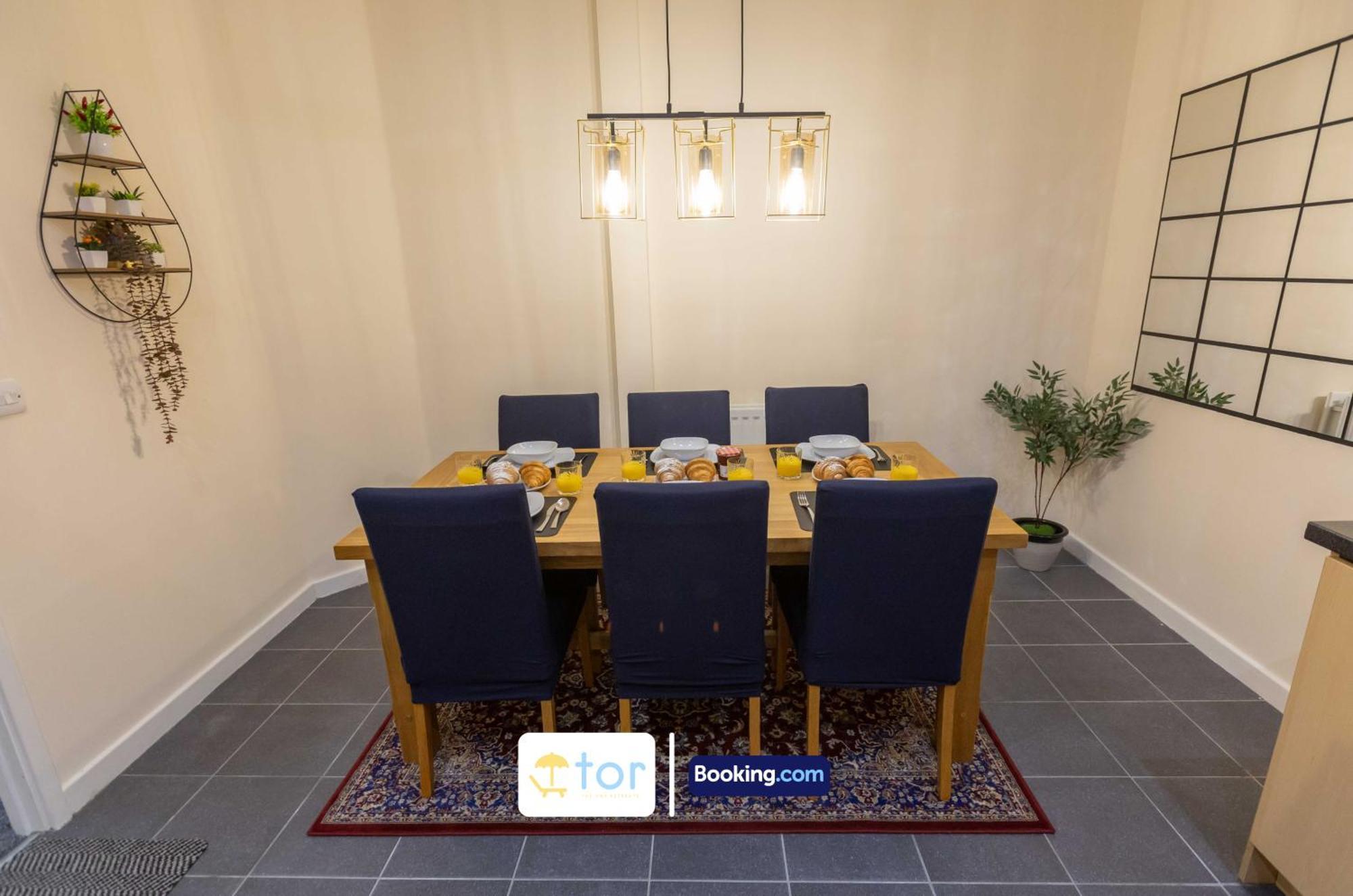 2 Bedroom By The One Retreats Short Lets & Serviced Close To Gatwick Airport *