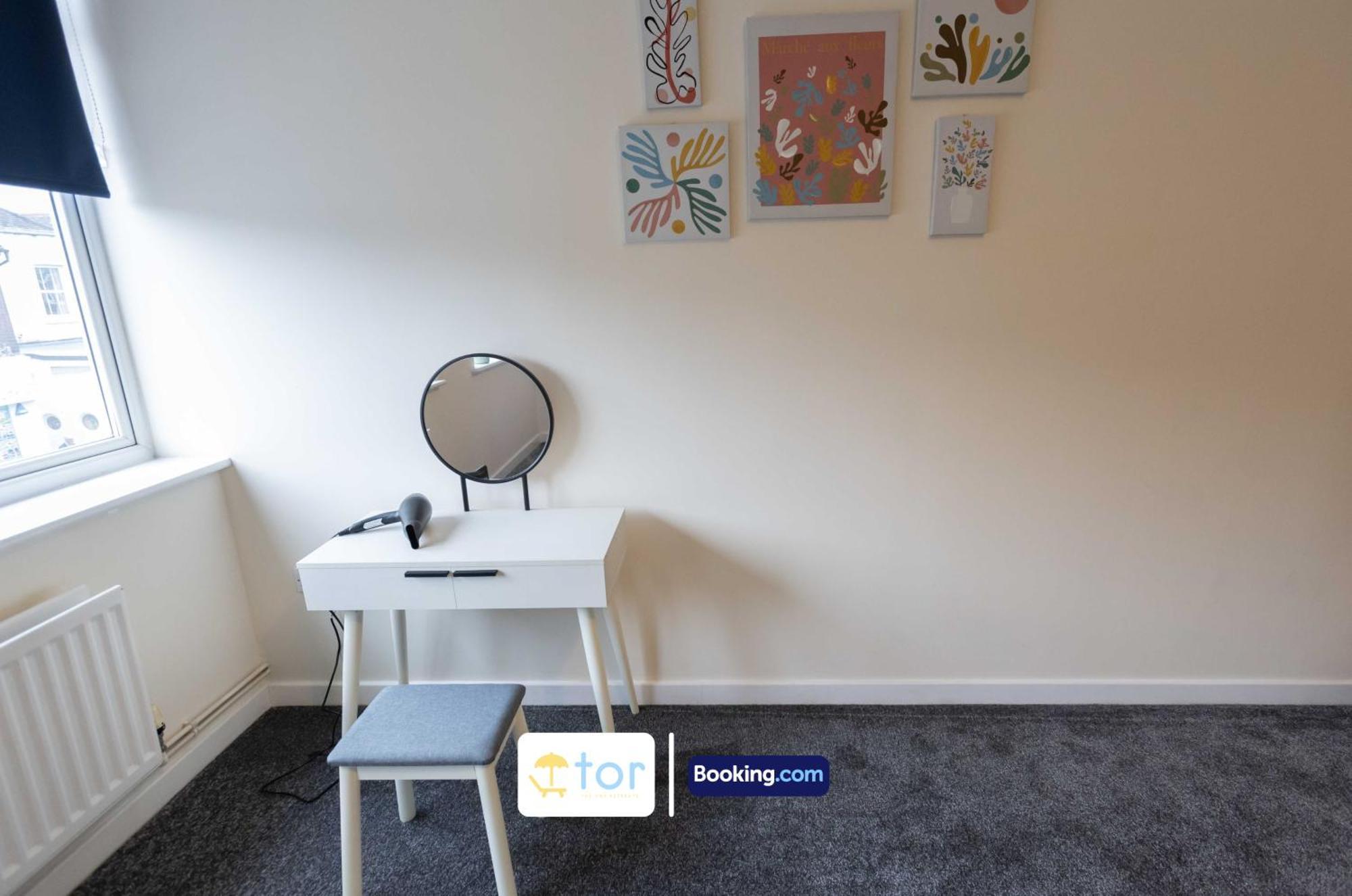 2 Bedroom By The One Retreats Short Lets & Serviced Close To Gatwick Airport Apartment